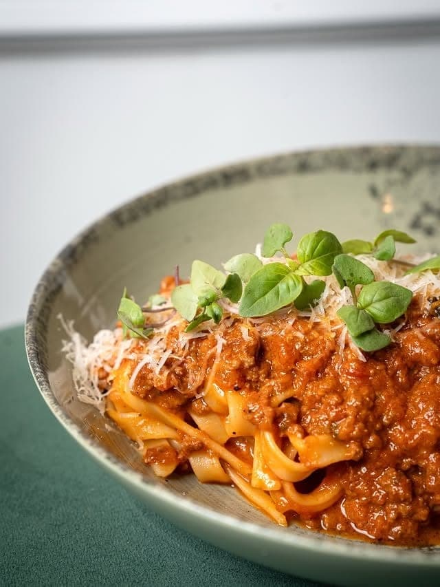 Tagliatelle a la boloñesa con albahaca y queso en Madre Cucina Italiana, Casco Viejo, Ciudad de Panamá