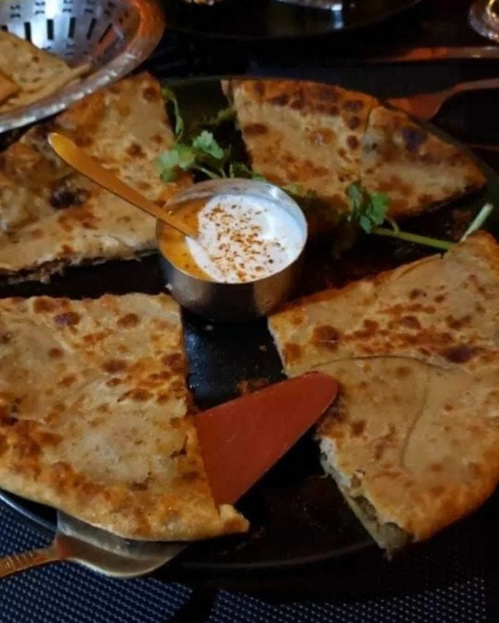 Paratha relleno con raita en Masala Indian Cuisine, Bella Vista, Ciudad de Panama