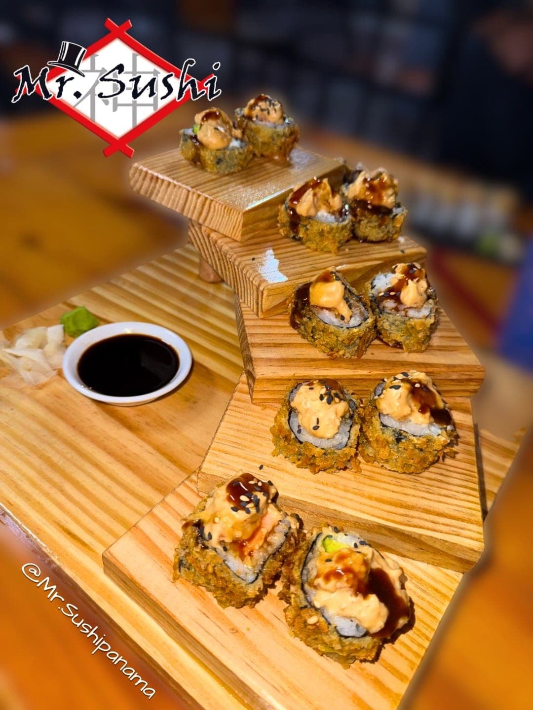 Rolls de sushi tempura crujientes en exhibidor escalonado en Mr. Sushi, Costa del Este, Ciudad de Panamá