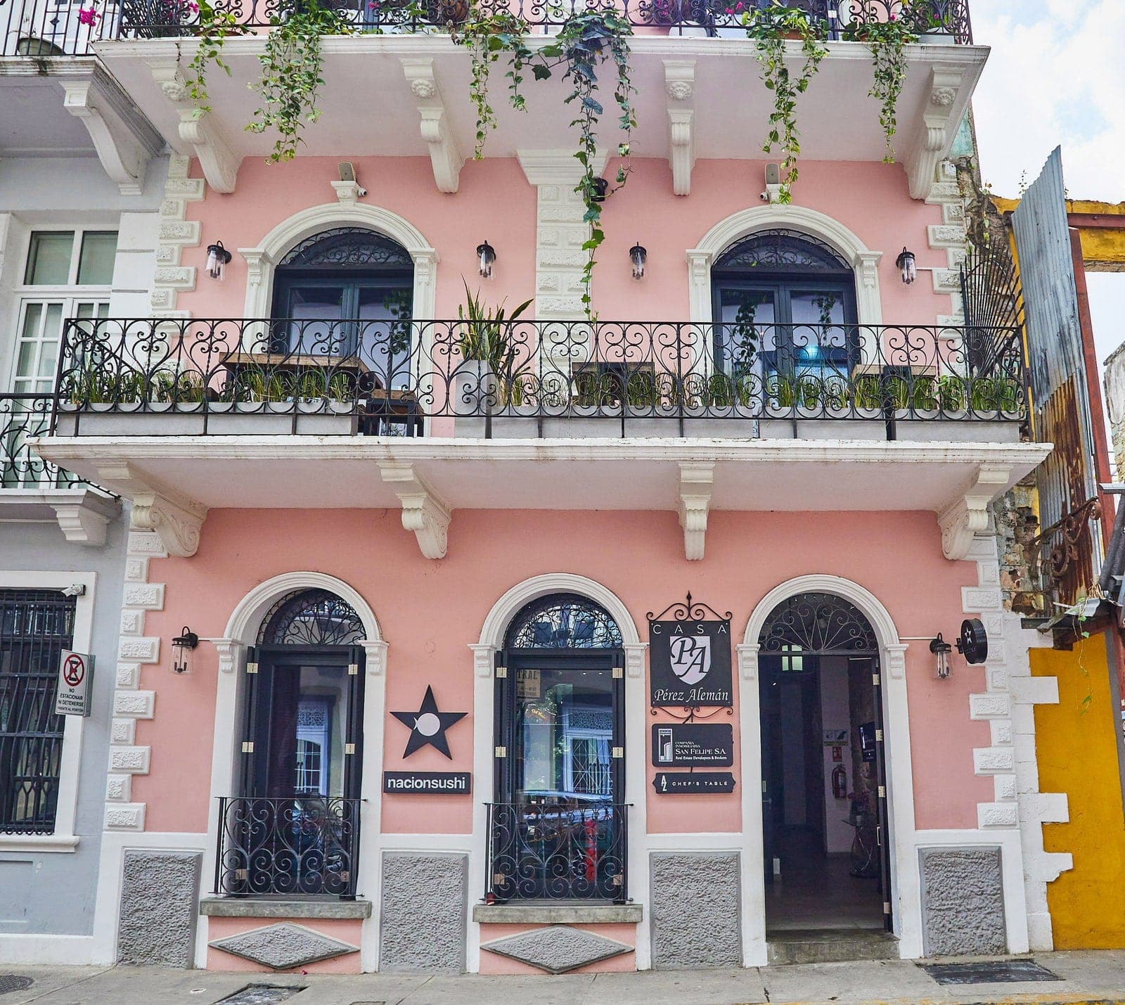 Fachada colonial rosada de dos pisos de Nación Sushi Casco Viejo, Ciudad de Panamá