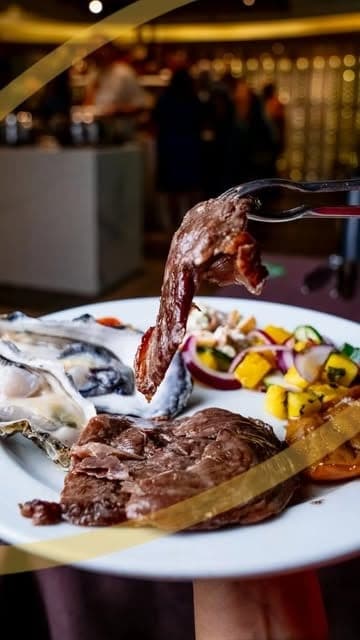 Carne de rodizio cortada en la mesa sobre un plato de vegetales a la parrilla en Os Segredos Da Carne, Bella Vista, Ciudad de Panama