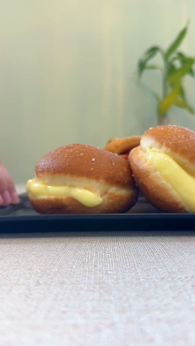 Pasteles rellenos de crema en Panaderia y Cafeteria Parque Omar, San Francisco, Ciudad de Panama
