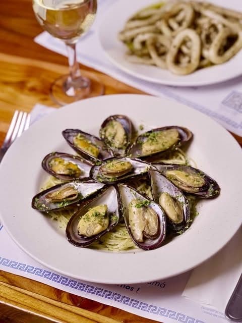 Mejillones al ajillo con calamares fritos y vino blanco en Parrillada Jimmy, San Francisco, Ciudad de Panama