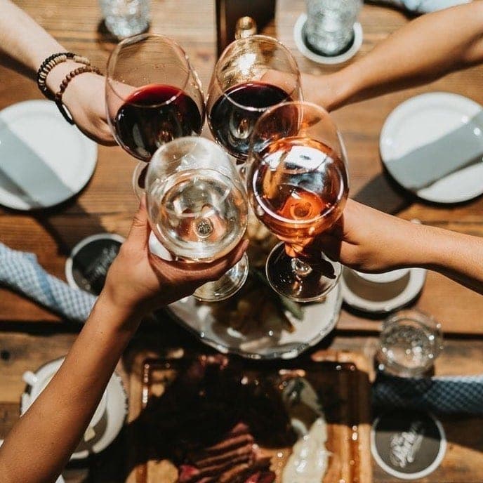 Brindis con vino sobre una mesa de carnes en Parrillada Martin Fierro, El Cangrejo, Ciudad de Panama