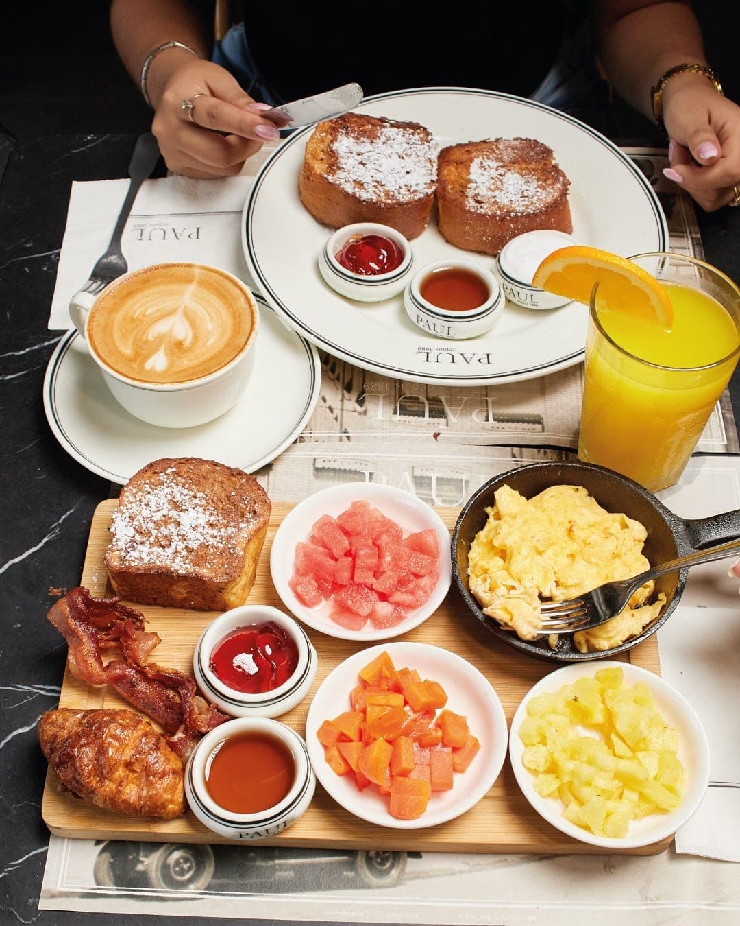Desayuno de PAUL con tostadas francesas, latte y croissant en PAUL Bakery, Costa del Este, Ciudad de Panama