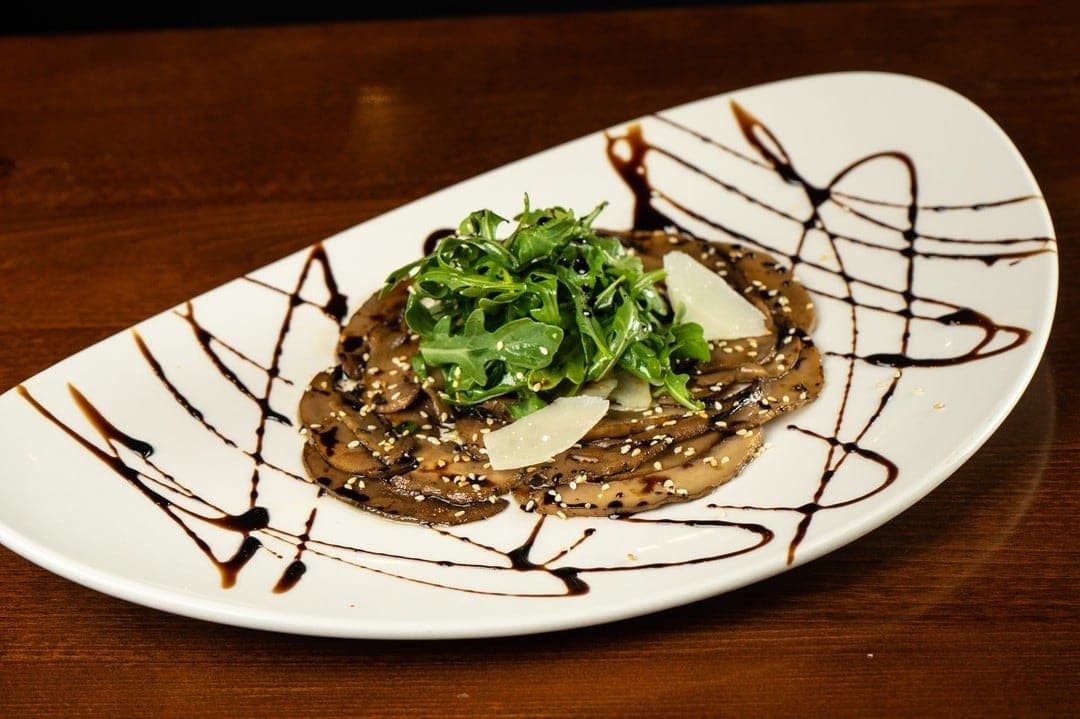 Carpaccio de portobello con parmesano y balsámico en Petit Bistro, Ciudad de Panamá
