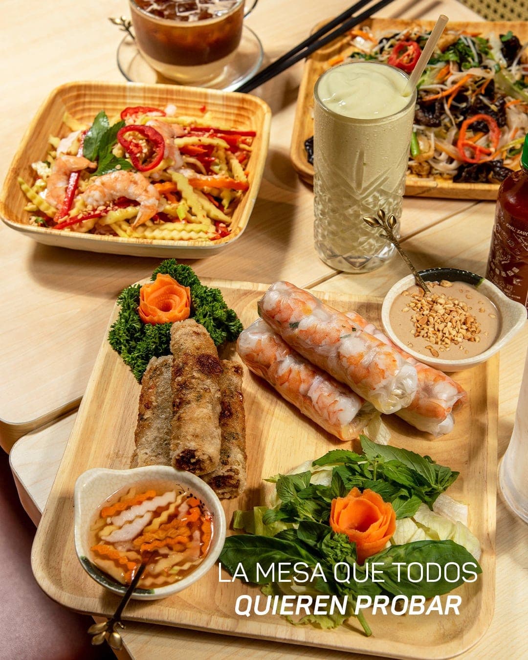 Rollitos vietnamitas y ensalada de mango verde con camarón en Pho Vietnam, El Cangrejo, Ciudad de Panamá