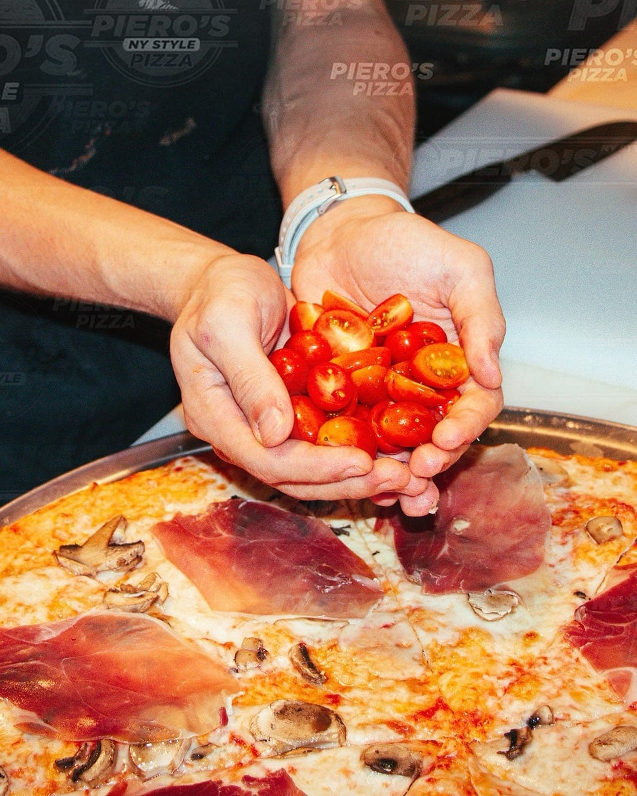 Pizza estilo Nueva York con prosciutto y champinones en Piero's Pizza, Casco Viejo, Ciudad de Panama