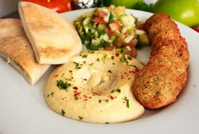 Hummus con falafel, pan pita y ensalada picada en Pita Pan, Paitilla, Ciudad de Panama