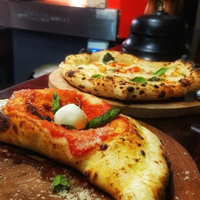 Dos pizzas napolitanas margarita al horno de lena en Pizzaiolo Edilio, San Felipe, Casco Viejo, Ciudad de Panama