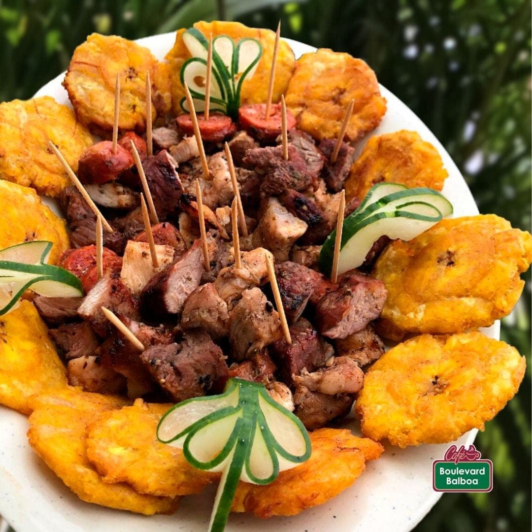 Picada platter with grilled meats and patacones at Cafe Boulevard Balboa, Bella Vista, Panama City