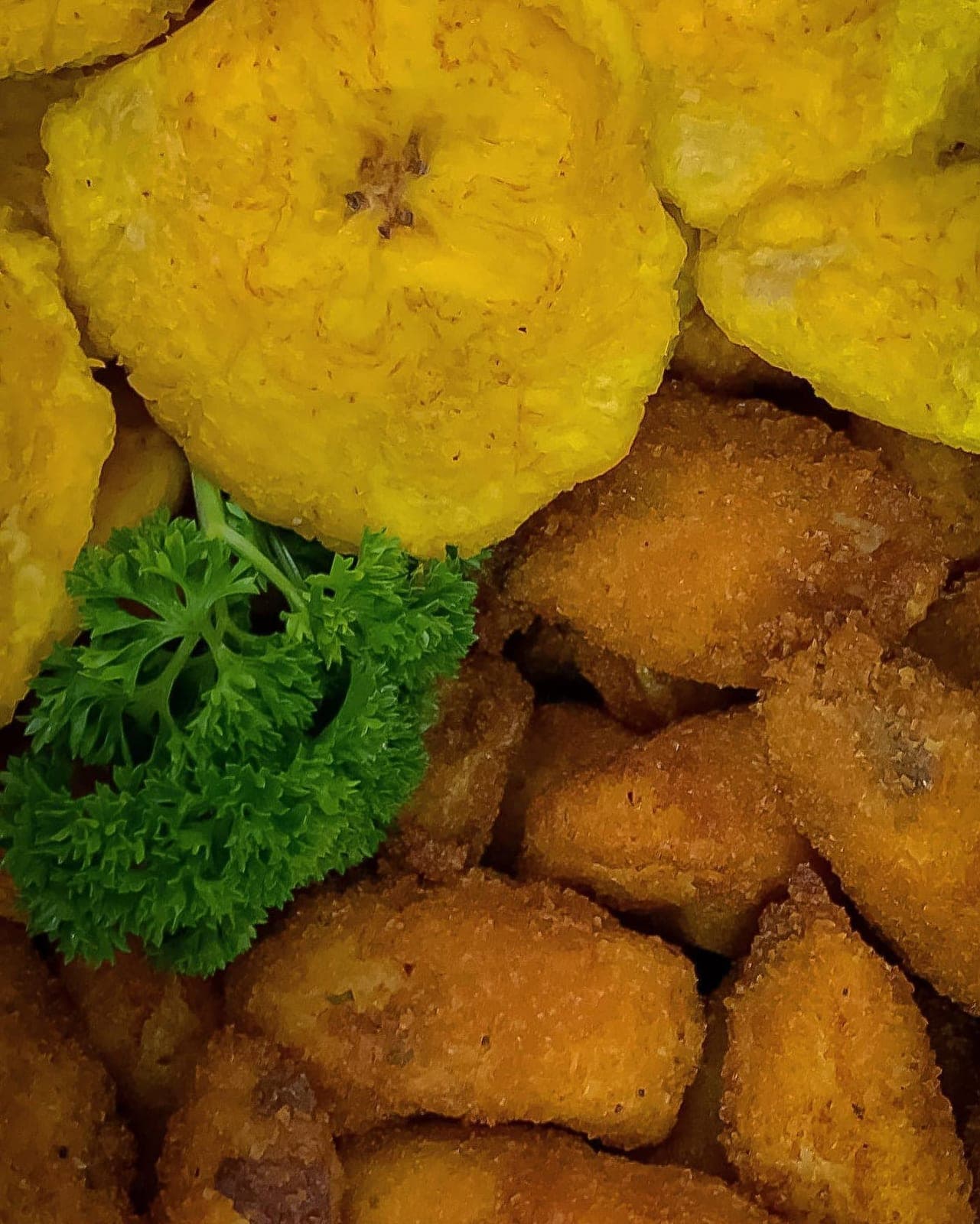 Deditos de corvina con patacones en Restaurante Benidorm, Calidonia, Ciudad de Panamá