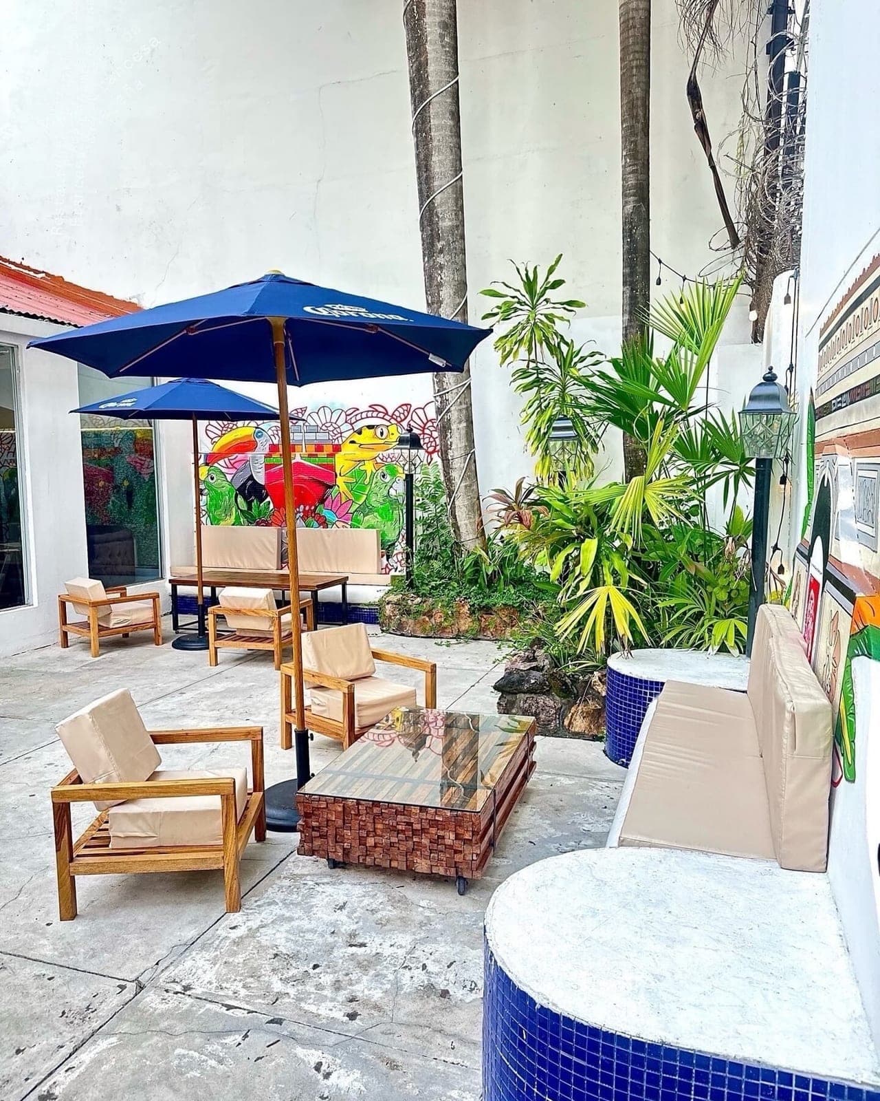 Terraza al aire libre con mural tropical en Chez Didi, Bella Vista, Ciudad de Panama