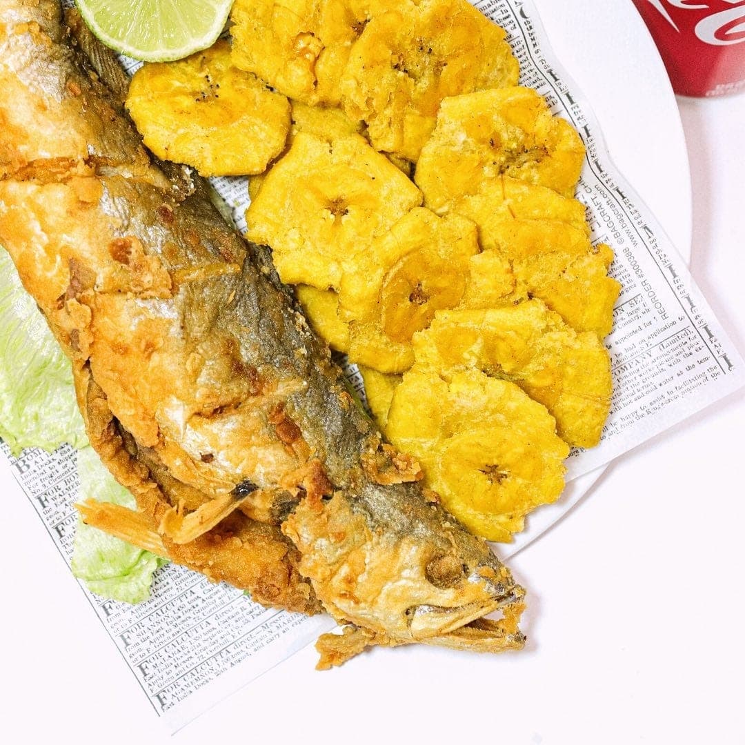 Pescado frito entero con patacones en Restaurante Jonathan, Casco Viejo, Ciudad de Panama