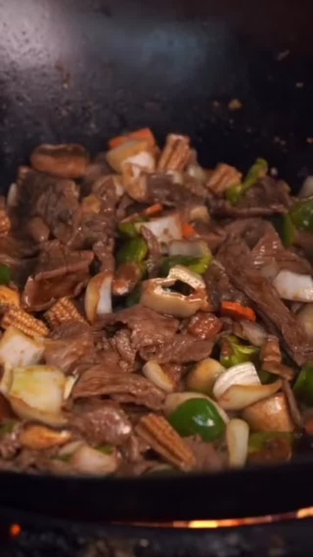 Wok-fried beef with vegetables at Salón Cantón, San Francisco, Panama City