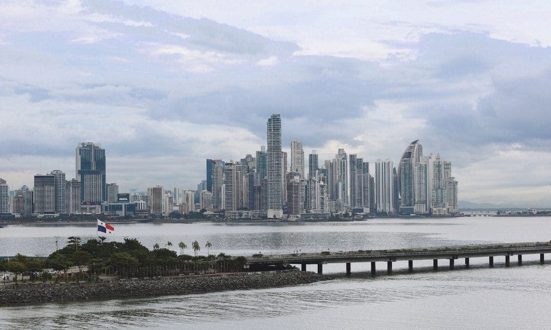 Horizonte y bahía de la ciudad desde la azotea de Sama Sky Lounge, Casco Viejo