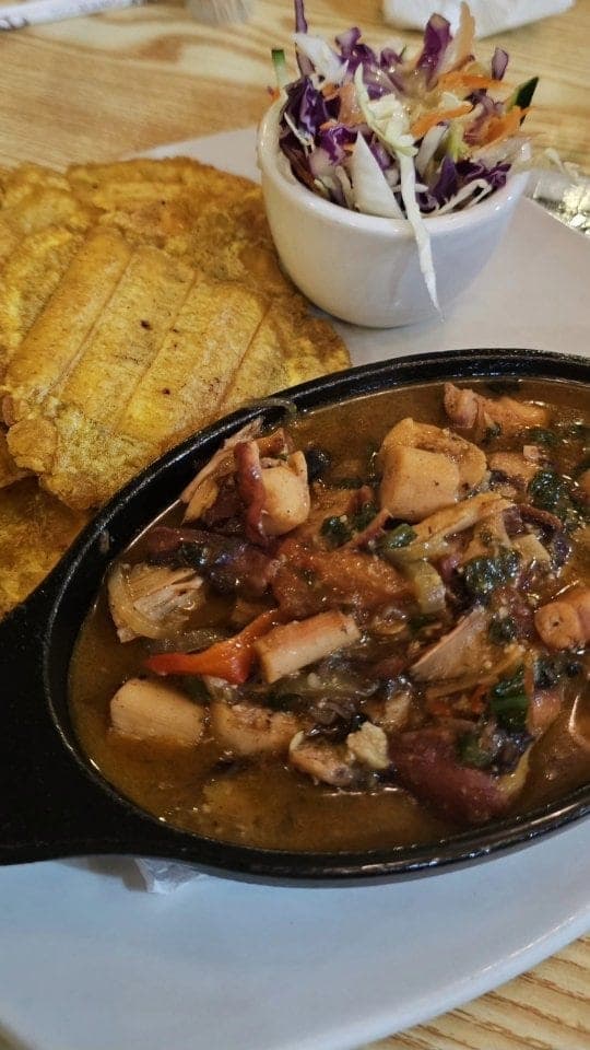 Guiso caribeno de mariscos con patacones en Saucesalicious, Casco Viejo, Ciudad de Panama
