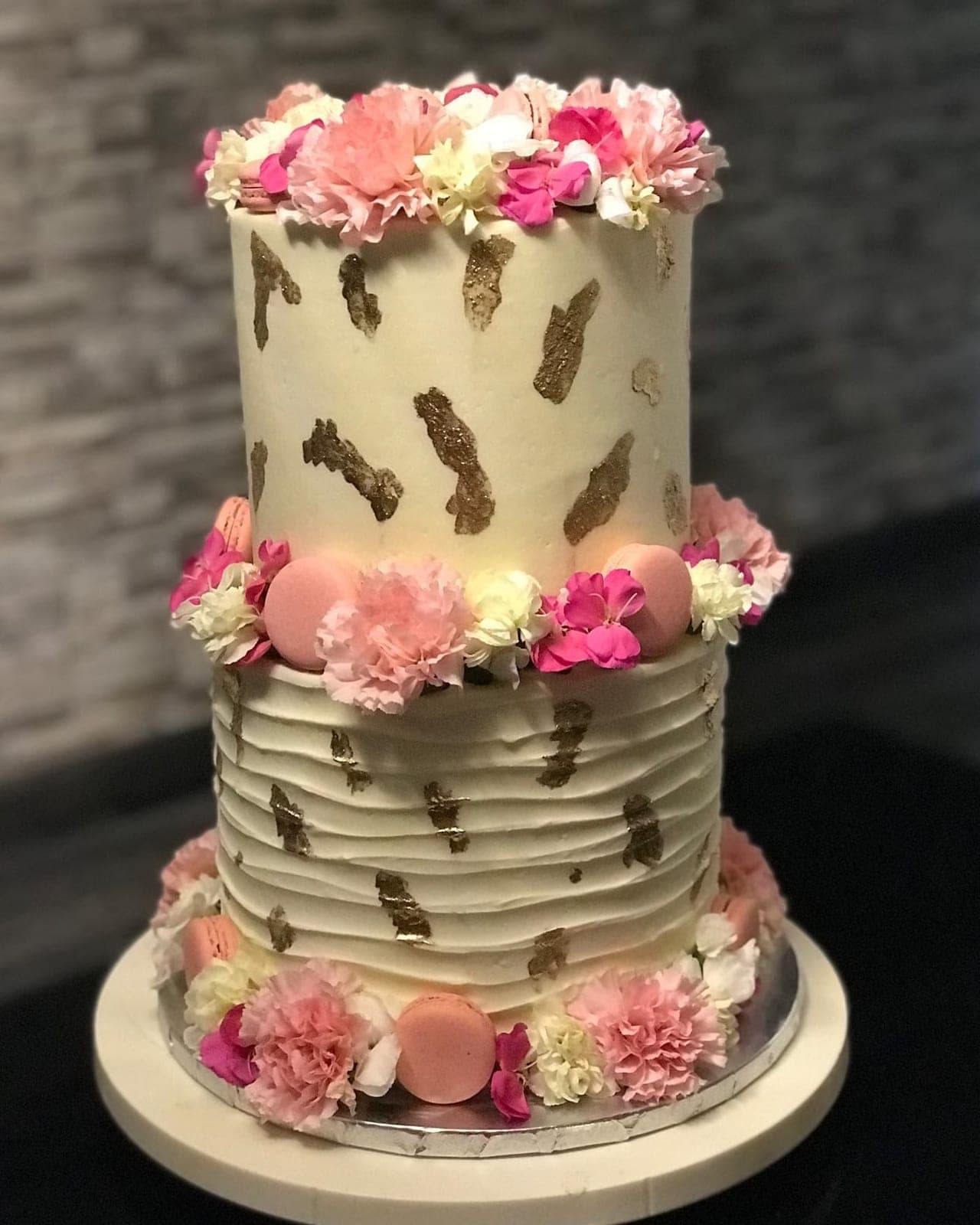 Pastel decorado con flores y macarons en Shatuti's Bakery, Marbella, Ciudad de Panamá