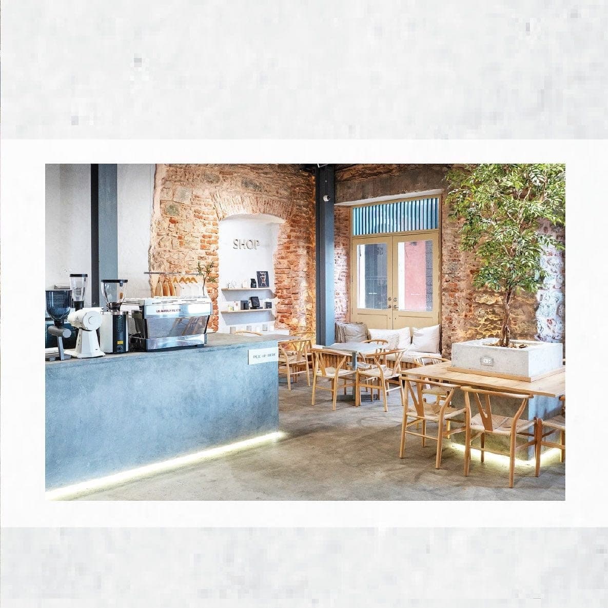 Barra de café de concreto con máquina de espresso y paredes de ladrillo en Sisu Coffee Studio, Casco Viejo, Ciudad de Panamá
