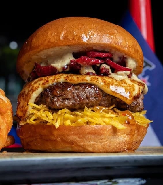 Hamburguesa de la casa en Slabon Cafe Burger Bistro, Marbella, Ciudad de Panama