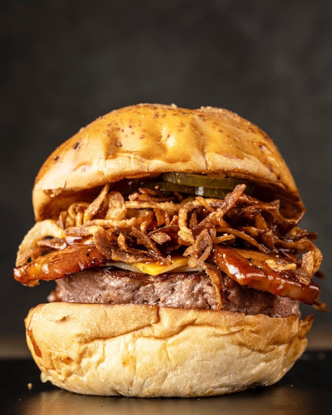 Hamburguesa de res ahumada con cebolla crujiente y tocino en Smoke Guys, El Cangrejo, Ciudad de Panamá