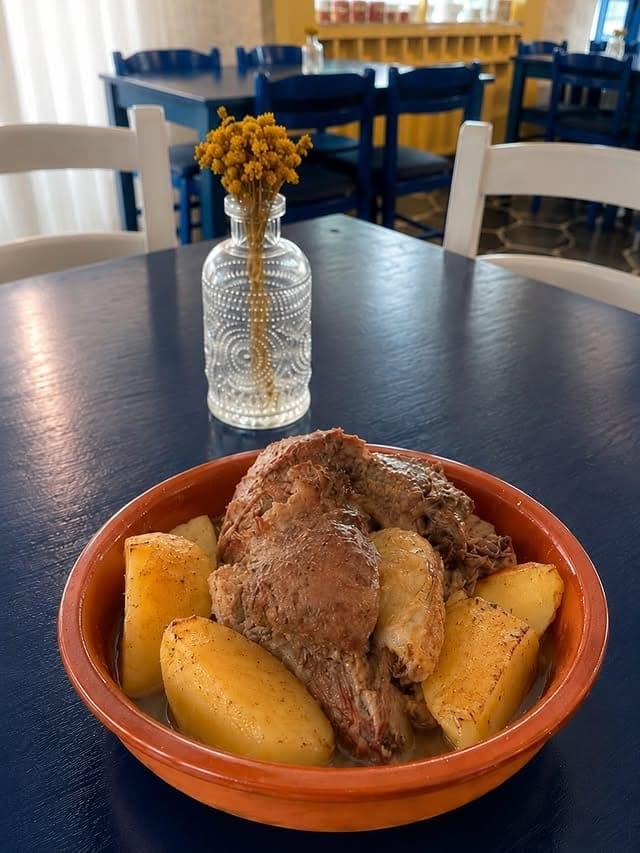 Cordero al horno con papas en Souvlaki GR, San Francisco, Ciudad de Panama