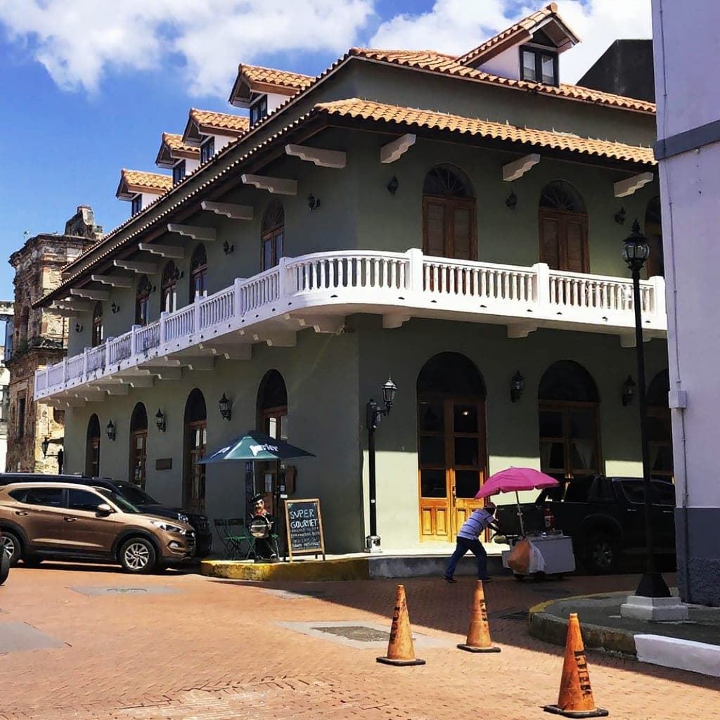 Fachada con el letrero naranja del coffee shop Super Gourmet en Casco Viejo, Ciudad de Panamá