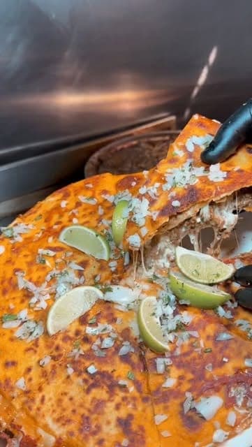 Quesataco de birria a la plancha con queso derretido, cebolla y limon en Tacos El Rey, San Francisco, Ciudad de Panama