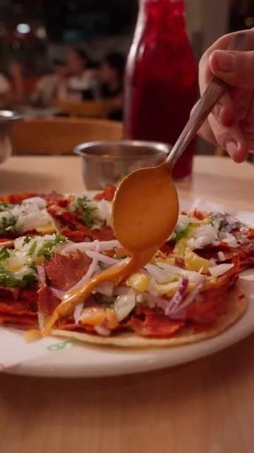 Salsa servida sobre una tostada bien cargada en Tacos Taqueria Los Tarascos de Mexico, El Cangrejo, Ciudad de Panama