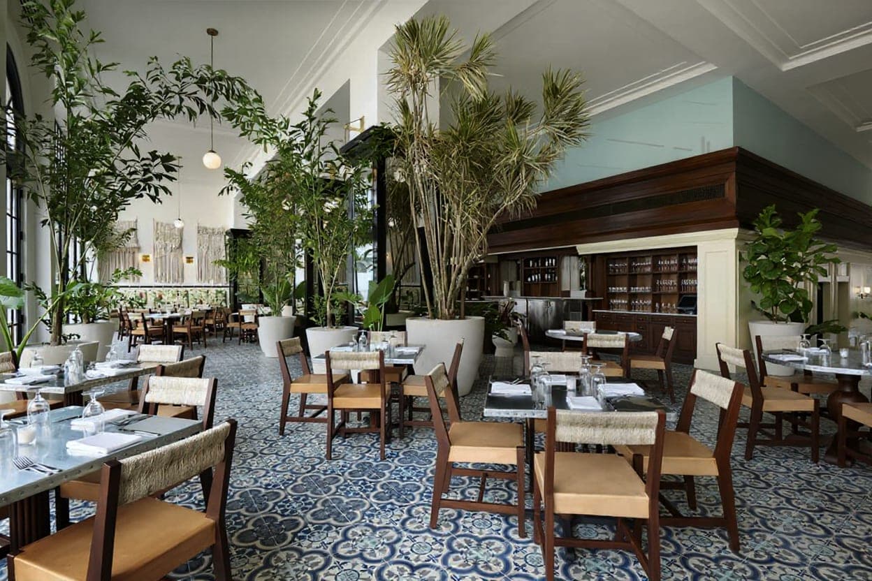 Comedor interior con mesas dispuestas y piso de mosaico en The Dining Room, American Trade Hotel, Casco Viejo, Ciudad de Panamá