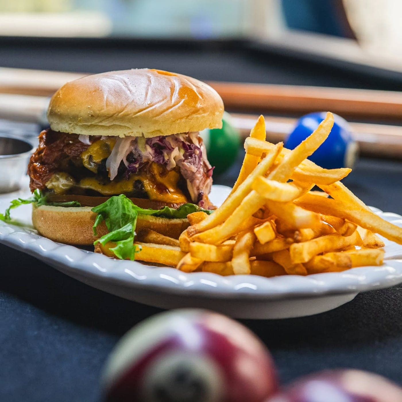Hamburguesa con papas en The Office Sports Bar, Bella Vista, Ciudad de Panama