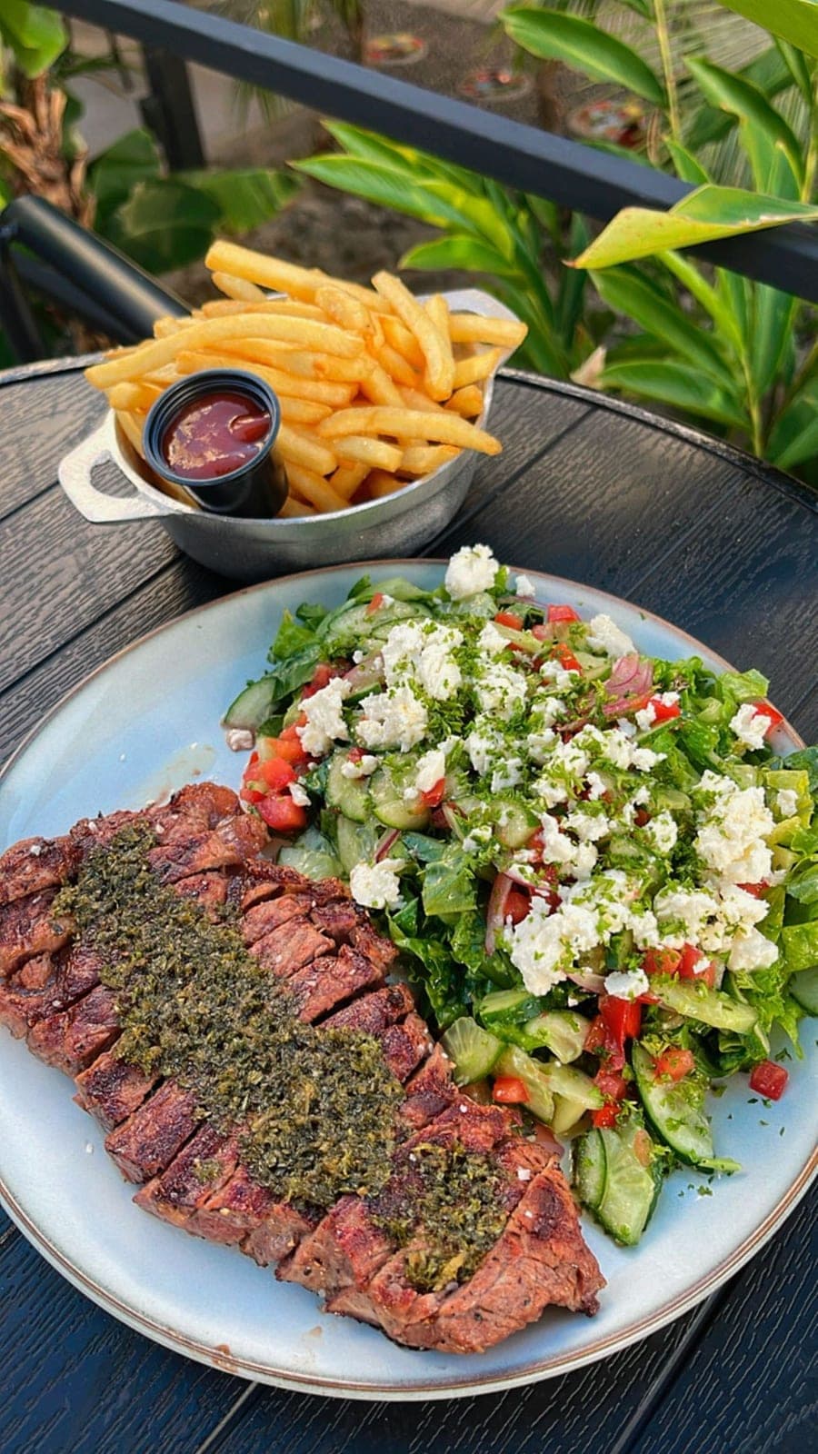 Filete con ensalada y papas fritas en The Yard, San Francisco, Ciudad de Panama