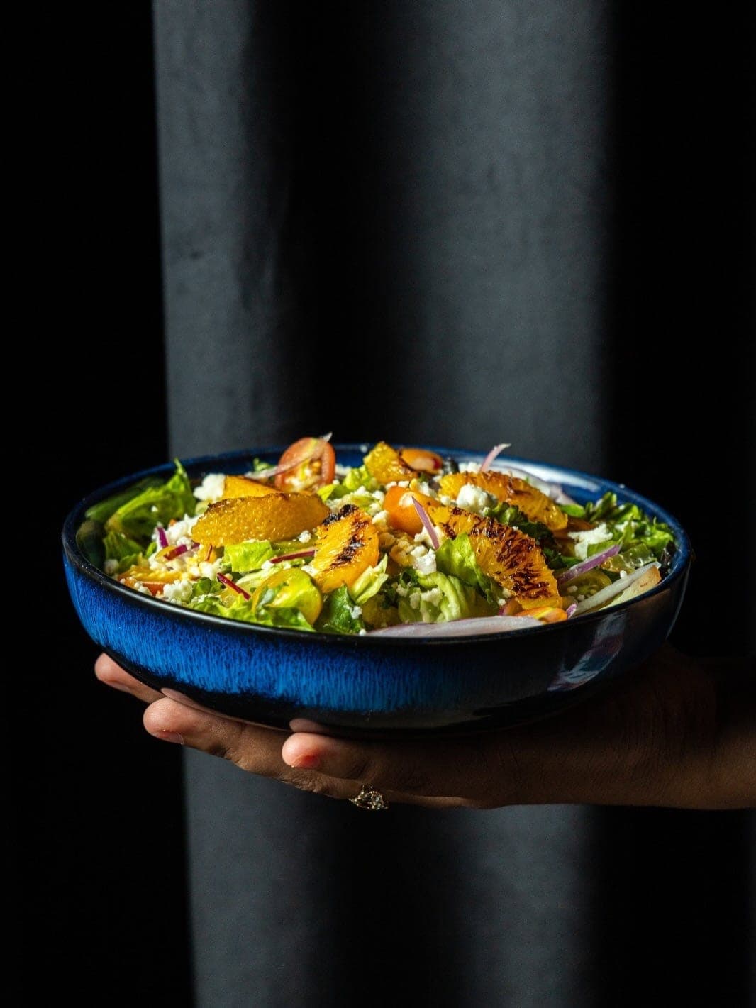 Ensalada verde con naranja asada y queso feta en Tío Navaja, El Cangrejo, Ciudad de Panamá
