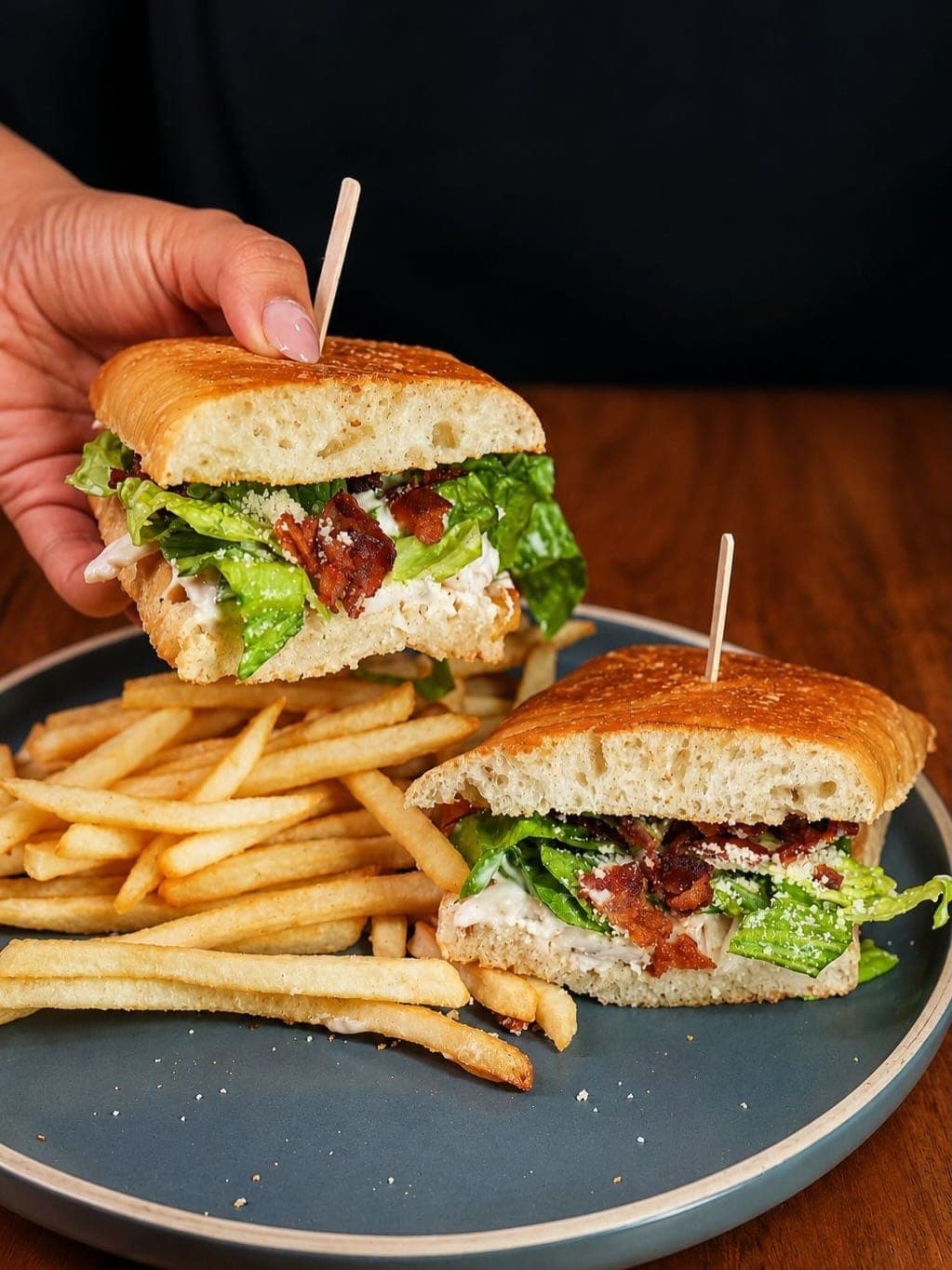 Sandwich con papas fritas en Tosto Coffee, San Francisco, Ciudad de Panama