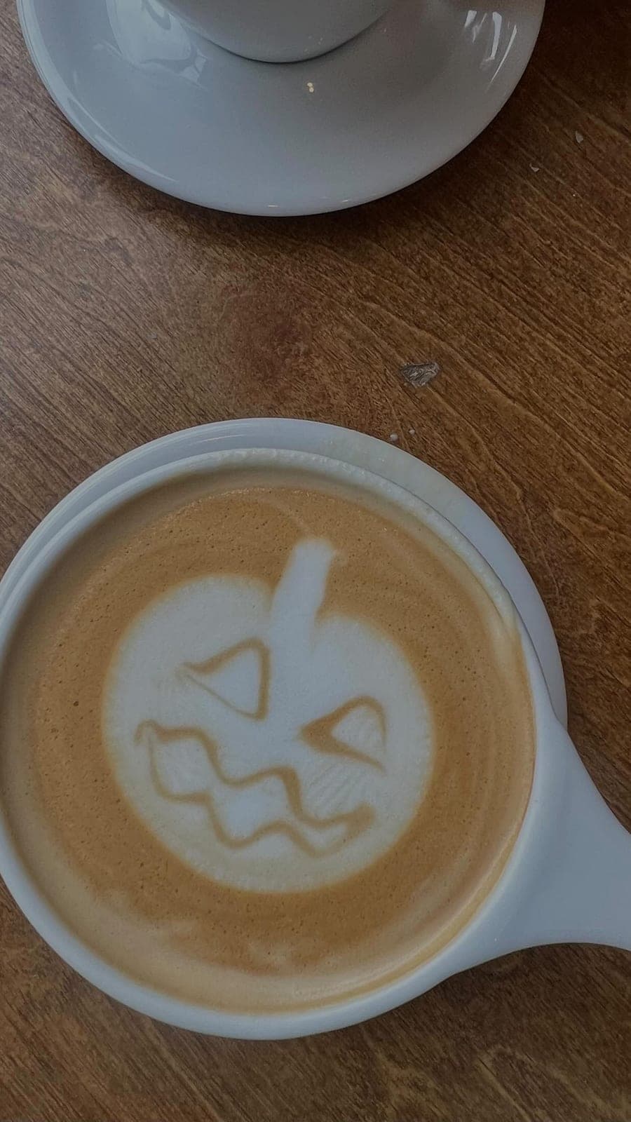 Capuchino con arte latte en Tremendo Perro Cafe, Bella Vista, Ciudad de Panama