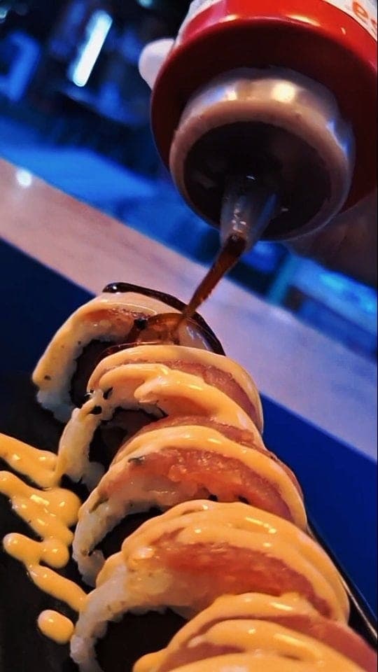 Roll de sushi con salsa en Uashi, Bella Vista, Ciudad de Panamá