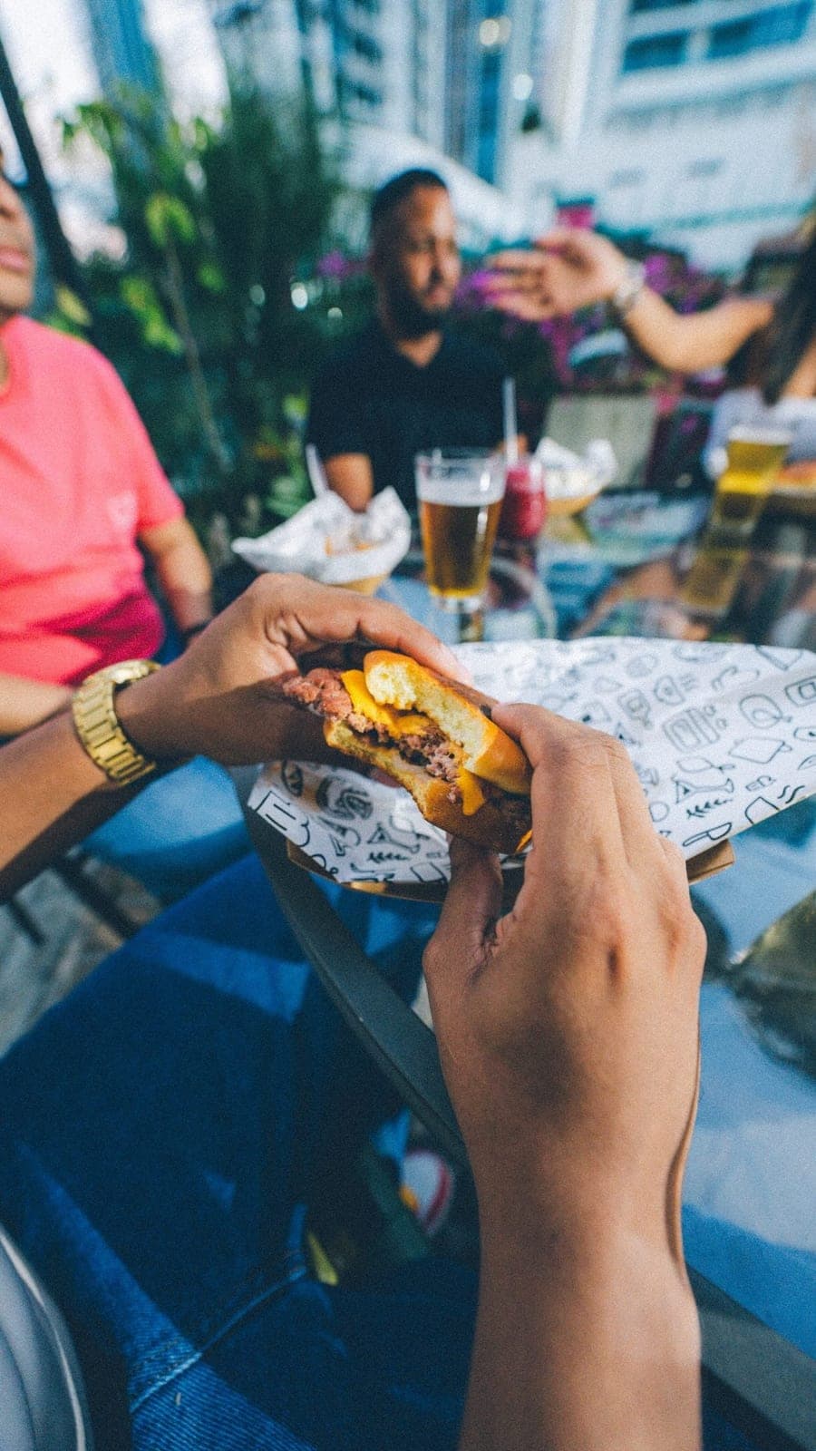 Hamburguesa y cerveza artesanal en Utopia Taproom, Bella Vista, Ciudad de Panama