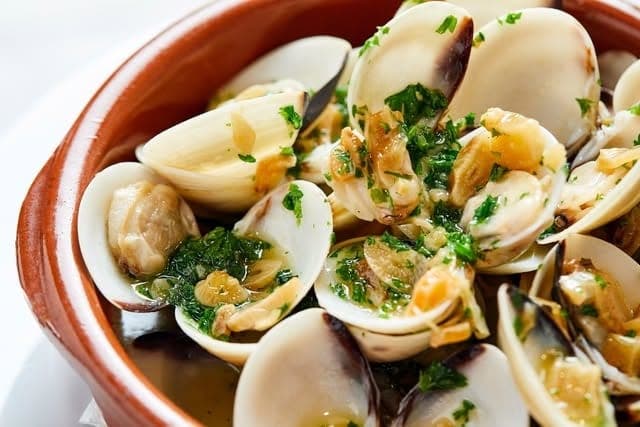 Clams in garlic and parsley at Vinoteca Cucina di Ciniglio, El Cangrejo, Panama City