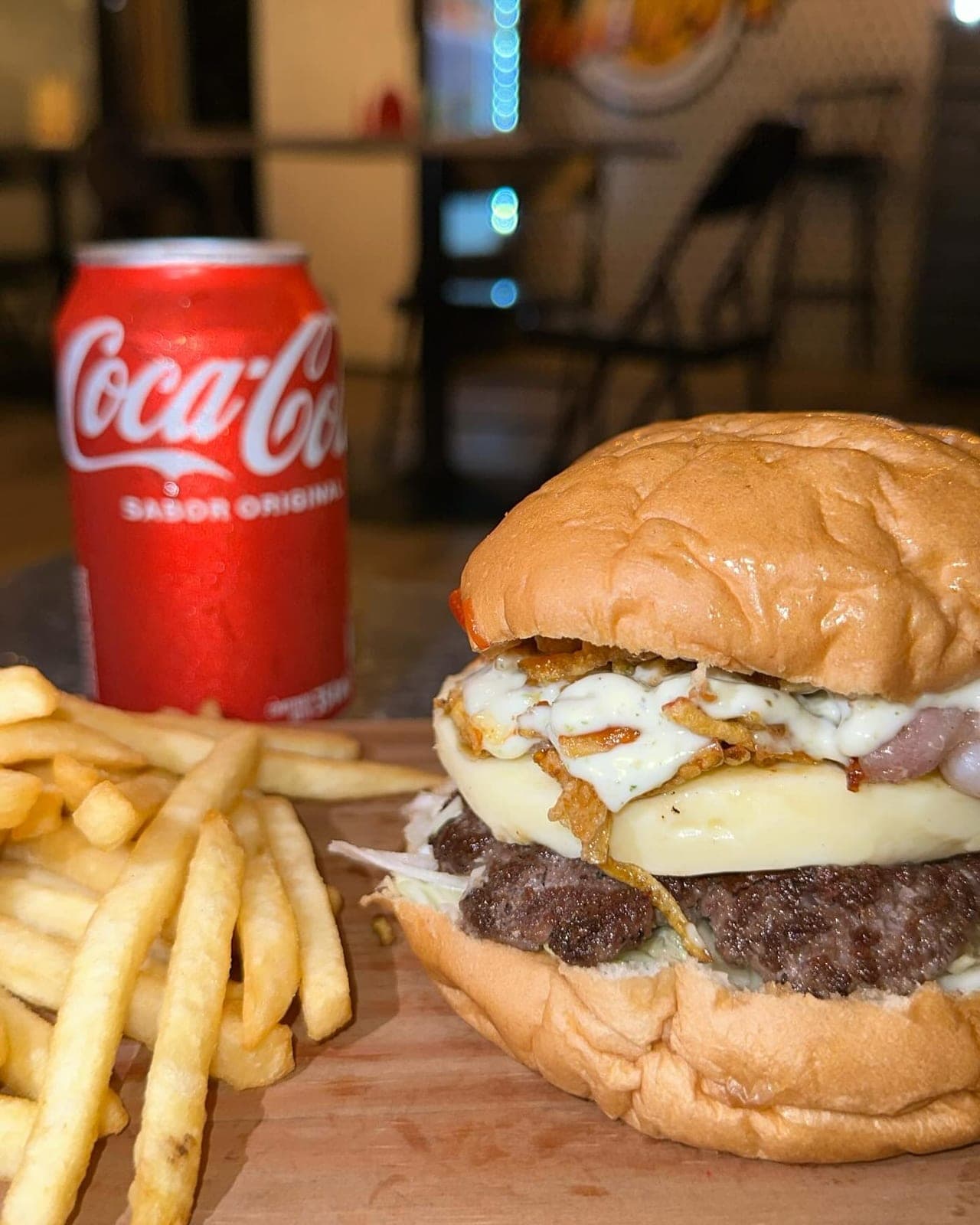 Venezuelan-style burger at Wimpys, El Cangrejo, Panama City